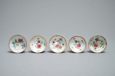 Een collectie van 15 Chinese famille rose koppen en 21 schotels met capucijner ondergrond, Qianlong