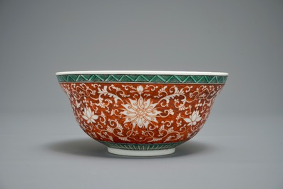 Un bol en porcelaine de Chine &agrave; d&eacute;cor de rinceaux de lotus sur fond en rouge corail, marque de Jiaqing, 19/20&egrave;me