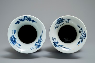 Une paire de vases en porcelaine de Chine bleu et blanc, 19&egrave;me