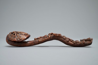 Een Chinese houten ruyi scepter met reli&euml;fdecor, 19/20e eeuw