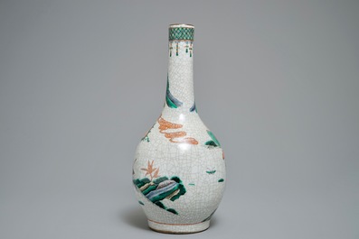 Een Chinese famille verte op craquel&eacute; fond flesvormige vaas, 19/20e eeuw