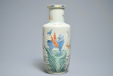 Un vase de forme rouleau en porcelaine de Chine famille rose &agrave; d&eacute;cor en relief, marque de Qianlong, 19&egrave;me