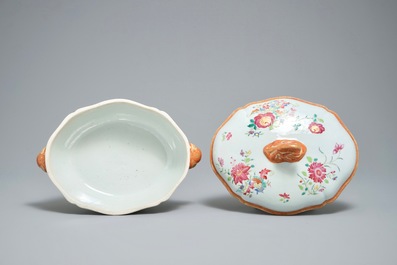Une paire de terrines couvertes sur pr&eacute;sentoirs en porcelaine de Chine famille rose, Qianlong