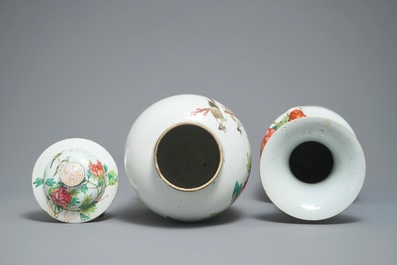 Two Chinese qianjiang cai vases with birds and blossoms, 19/20th C.