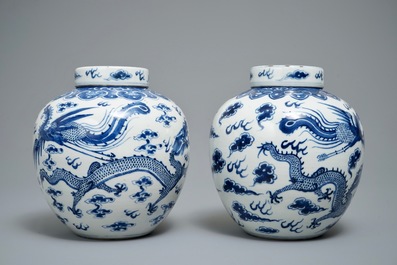 Twee Chinese blauwwitte dekselpotten met draken en feniksen, 19e eeuw
