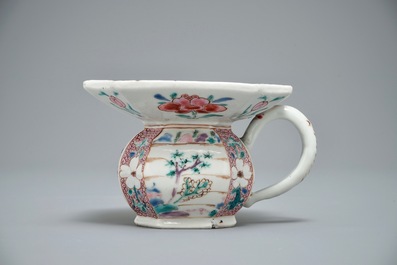 Un crachoir en porcelaine de Chine famille rose, Yongzheng/Qianlong