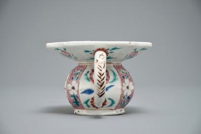 Un crachoir en porcelaine de Chine famille rose, Yongzheng/Qianlong