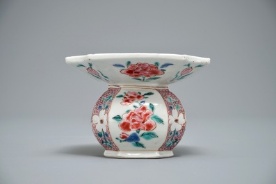 Un crachoir en porcelaine de Chine famille rose, Yongzheng/Qianlong