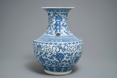 Un vase de forme hu en porcelaine de Chine bleu et blanc, 19&egrave;me