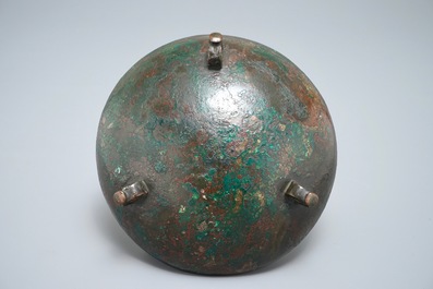 Een Chinese bronzen driepotige kom of deksel, Song