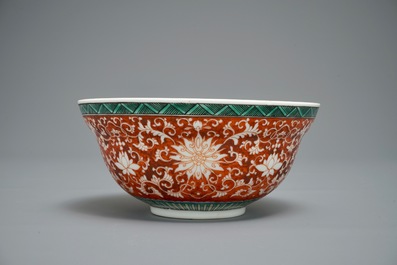 Un bol en porcelaine de Chine &agrave; d&eacute;cor de rinceaux de lotus sur fond en rouge corail, marque de Jiaqing, 19/20&egrave;me