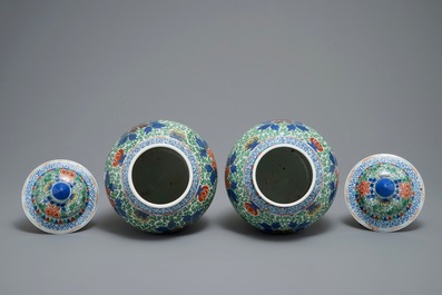 A pair of Chinese wucai vases and covers, Chenghua mark, 19/20th C.