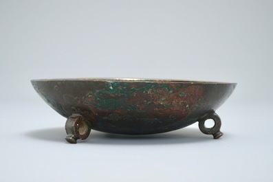 Een Chinese bronzen driepotige kom of deksel, Song