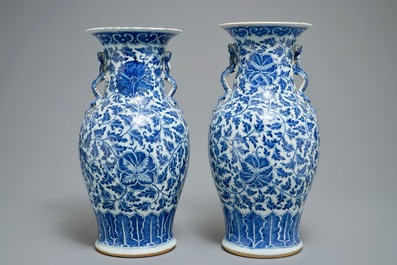 Een paar Chinese blauwwitte vazen met florale slingers, 19e eeuw