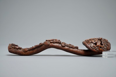 Un sceptre ruyi en bois sculpt&eacute;, Chine, 19/20&egrave;me