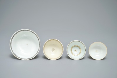 Un bol et trois tasses en porcelaine de Chine grisaille et dor&eacute;, Yongzheng/Qianlong