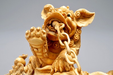 Een grote Chinese ivoren groep van spelende Boeddhistische leeuwen, 19/20e eeuw