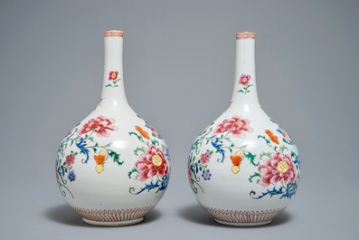 Une paire de vases de forme bouteille en porcelaine de Chine famille rose, Qianlong