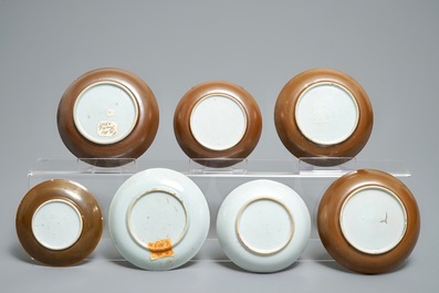 Un lot de 15 tasses et 21 soucoupes en porcelaine de Chine famille rose sur fond brun capucin, Qianlong