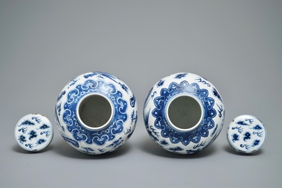 Deux pots couverts en porcelaine de Chine bleu et blanc aux ph&eacute;nix et dragons, 19&egrave;me