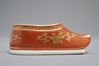 Een Chinese miniatuur schoen met verborgen erotisch decor in famille rose, 19/20e eeuw