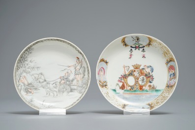 Deux tasses et soucoupes en porcelaine de Chine famille rose et grisaille, Qianlong