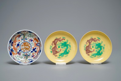 Three Chinese plates with dragons and phoenixes and an underglaze decorated bowl, Kangxi and Guangxu marks, 19/20th C.