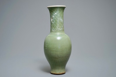 Un grand vase en porcelaine de Chine c&eacute;ladon de Longquan &agrave; d&eacute;cor incis&eacute;, Song ou Ming