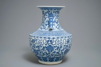 Un vase de forme hu en porcelaine de Chine bleu et blanc, 19&egrave;me