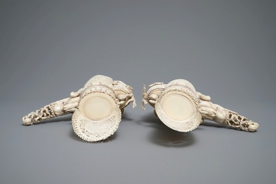 Een paar Chinese ivoren sculpturen van vuurspuwende qilin, 19e eeuw