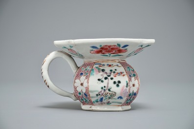 Un crachoir en porcelaine de Chine famille rose, Yongzheng/Qianlong