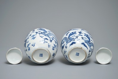 Deux pots couverts en porcelaine de Chine bleu et blanc aux ph&eacute;nix et dragons, 19&egrave;me