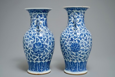 Une paire de vases en porcelaine de Chine bleu et blanc, 19&egrave;me