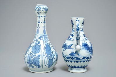 Een Chinese blauwwitte kan met landschapsdecor en een fles met symbooldecor, Transitie periode en Wanli