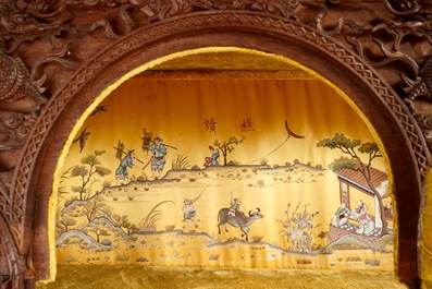 Une vitrine en forme de pagode en bois sculpt&eacute;, Chine, vers 1900