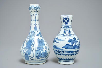 Une verseuse et une bouteille en porcelaine de Chine bleu et blanc, &eacute;poque Transition et Wanli