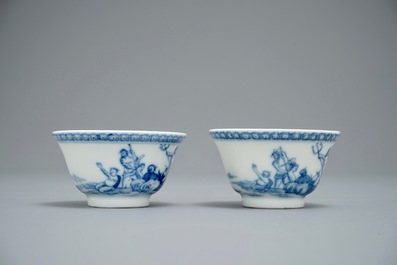 Een paar Chinese blauwwitte koppen en schotels met mythologisch decor van Neptunus, Qianlong