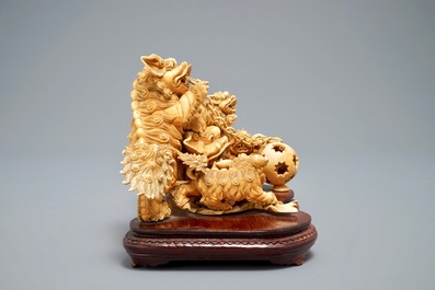 Een grote Chinese ivoren groep van spelende Boeddhistische leeuwen, 19/20e eeuw