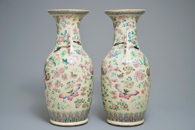 Une paire de vases en porcelaine de Chine famille rose &agrave; d&eacute;cor de papillons, 19&egrave;me