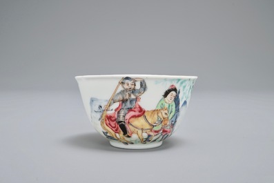 Un bol &agrave; th&eacute; en porcelaine de Chine famille rose &agrave; d&eacute;cor de Don Quichotte, Qianlong