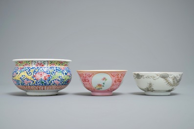 Deux bols et un br&ucirc;le-parfum en porcelaine de Chine famille rose et grisaille, Yongzheng et apr&egrave;s