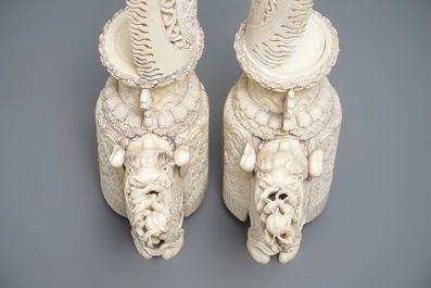 Een paar Chinese ivoren sculpturen van vuurspuwende qilin, 19e eeuw