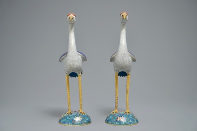 Une paire de grands mod&egrave;les de grues en bronze dor&eacute; et &eacute;maux cloisonn&eacute;s, Chine, 18/19&egrave;me