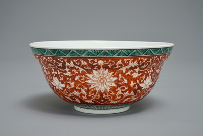 Un bol en porcelaine de Chine &agrave; d&eacute;cor de rinceaux de lotus sur fond en rouge corail, marque de Jiaqing, 19/20&egrave;me