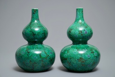 A pair of Chinese double gourd green-ground vases with squash fruit and vines, Republic, 20th C.