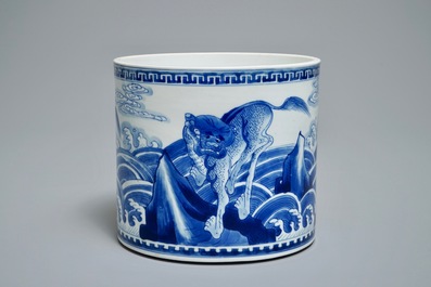 Un pot &agrave; pinceaux en porcelaine de Chine bleu et blanc &agrave; d&eacute;cor d'animaux mythiques, Kangxi