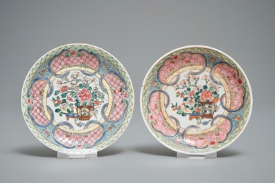 Une paire de tasses et soucoupes en porcelaine de Chine famille rose coquille d'oeuf, Yongzheng