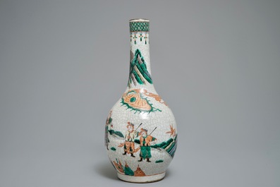 Un vase de forme bouteille en porcelaine de Chine famille verte sur fond craquel&eacute;, 19/20&egrave;me
