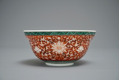 Un bol en porcelaine de Chine &agrave; d&eacute;cor de rinceaux de lotus sur fond en rouge corail, marque de Jiaqing, 19/20&egrave;me