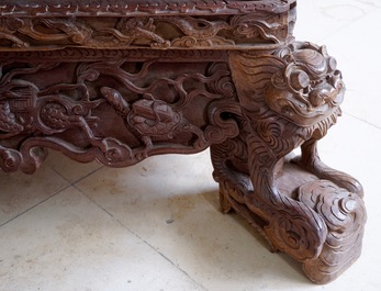 Une vitrine en forme de pagode en bois sculpt&eacute;, Chine, vers 1900